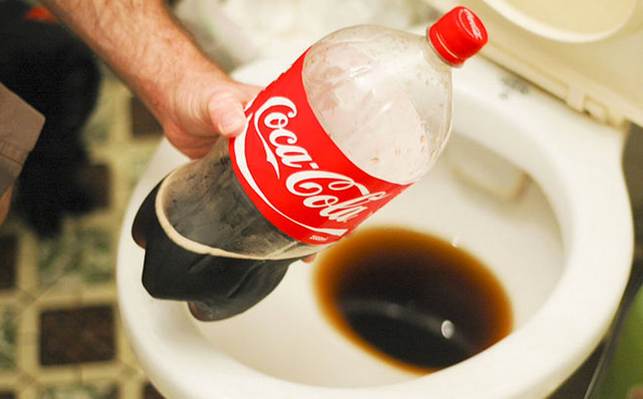 thông tắc bồn cầu bằng nước coca cola
