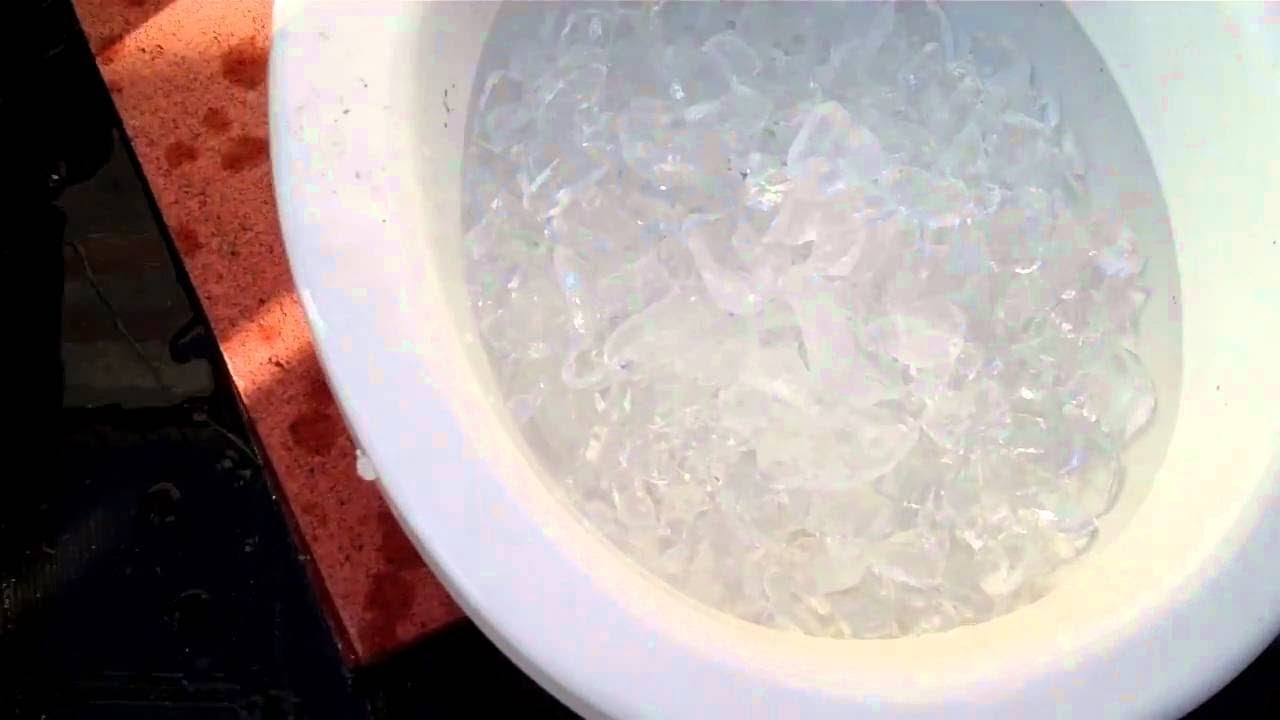 Sử dụng nước đá lạnh để thông bồn cầu