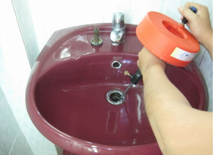 Dụng cụ thông tắc Pipe Cleaner được nhiều gia đình sử dụng để thông ống nước