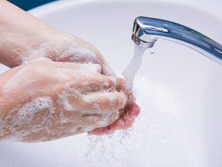 Rửa tay ngay sau khi vào nhà vệ sinh bằng xà phòng, nước sát khuẩn là điều cần thiết